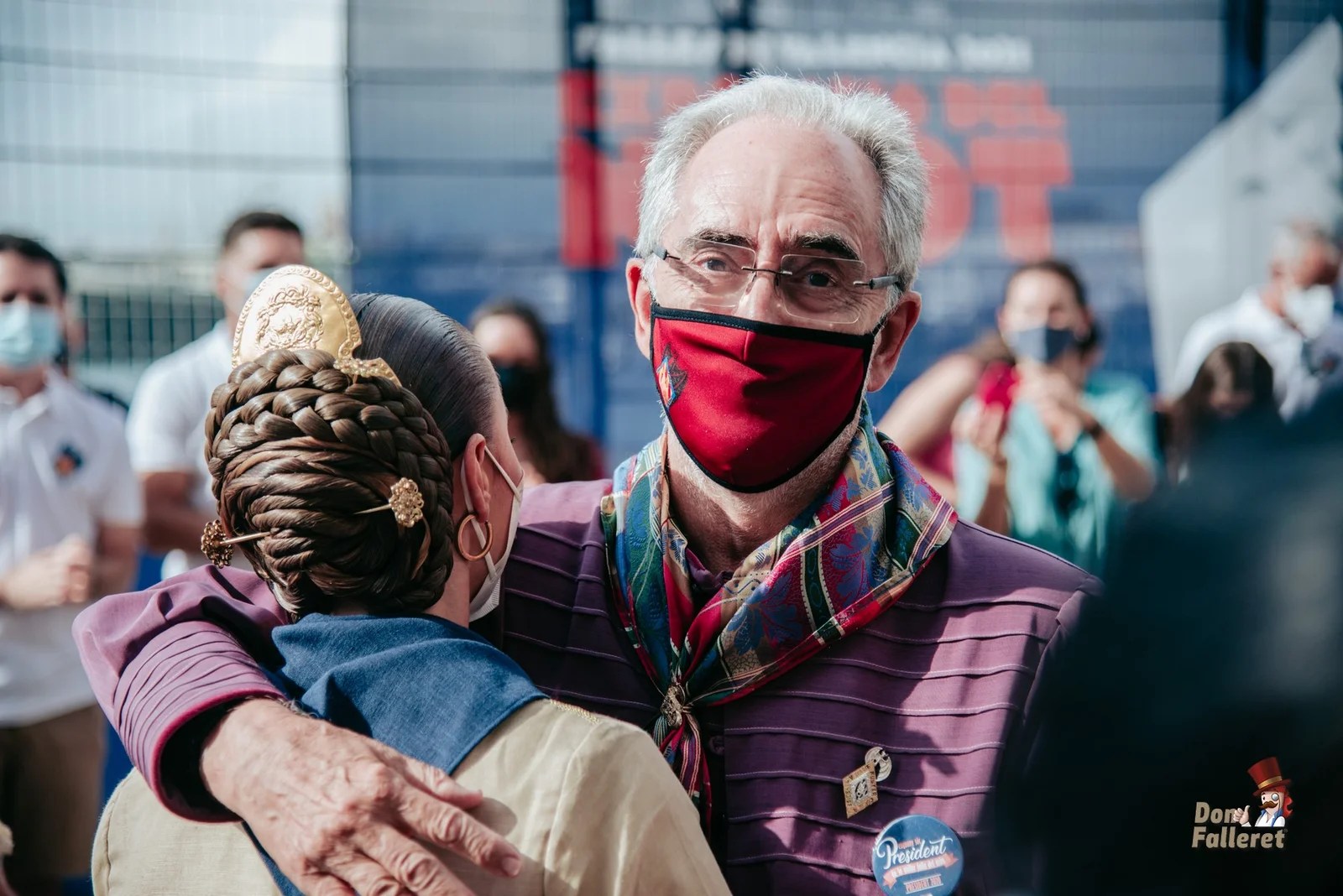 Un doblete, ninots y una fallera mayor y su corte revolucionadas 3 Vicente Fuster junto a Anna Dugan Foto: Fran Adlert