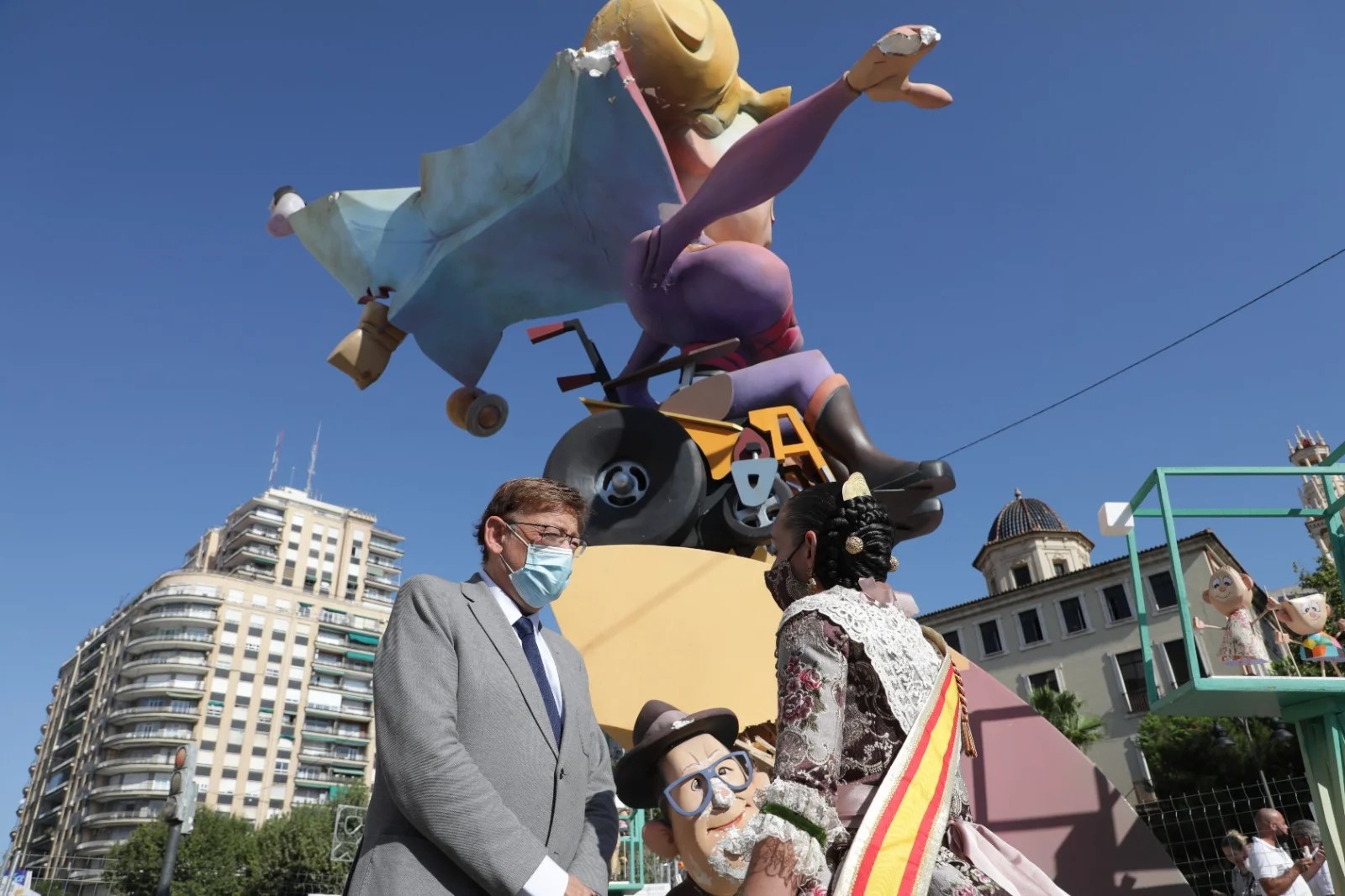 Ximo Puig visita la falla Bailèn-Xàtiva La Ferroviària, un dels monuments fallers danyat pel temporal de pluges