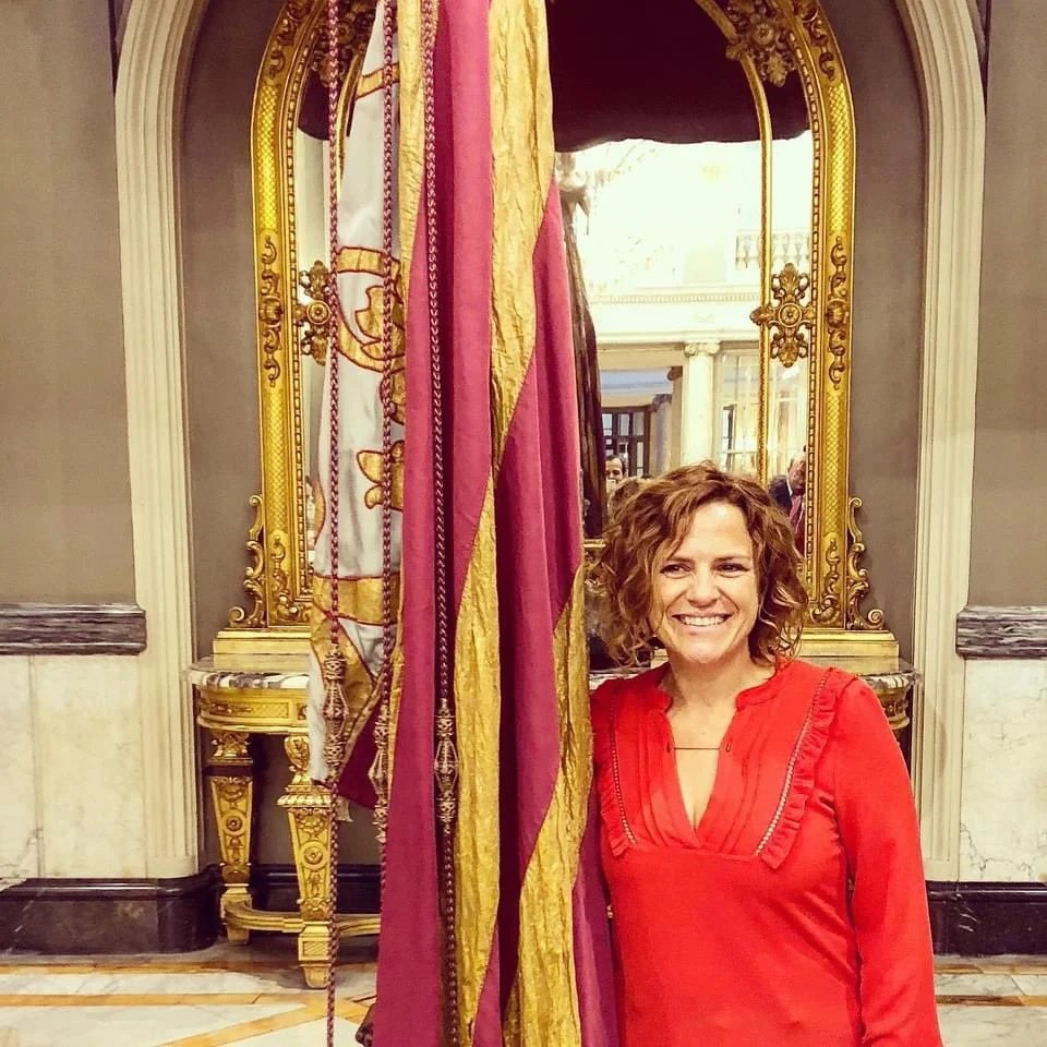 La concejala Pilar Bernabé será la portadora de la Senyera en la procesión cívica del 9 de octubre 1 Foto de Pilar Bernabé junto a la Reial Senyera
