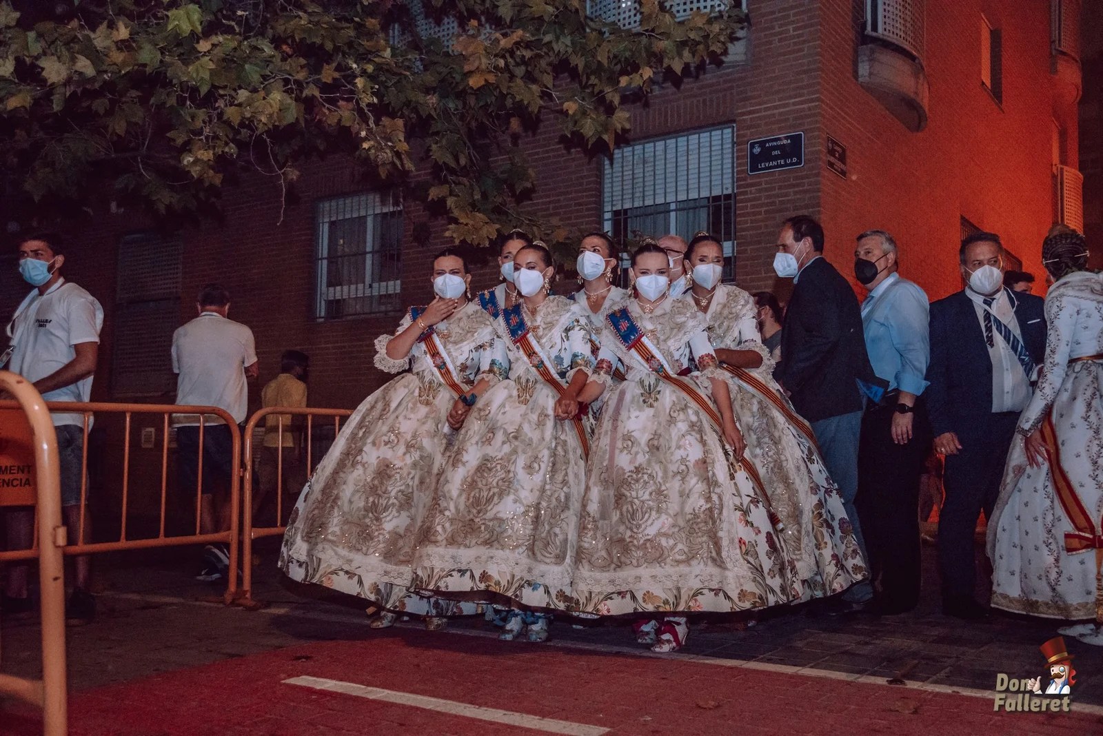 Que el fin del mundo nos pille en Fallas 2 LAlba de les Falles 2021 I Don Falleret por Fran Adlert 7