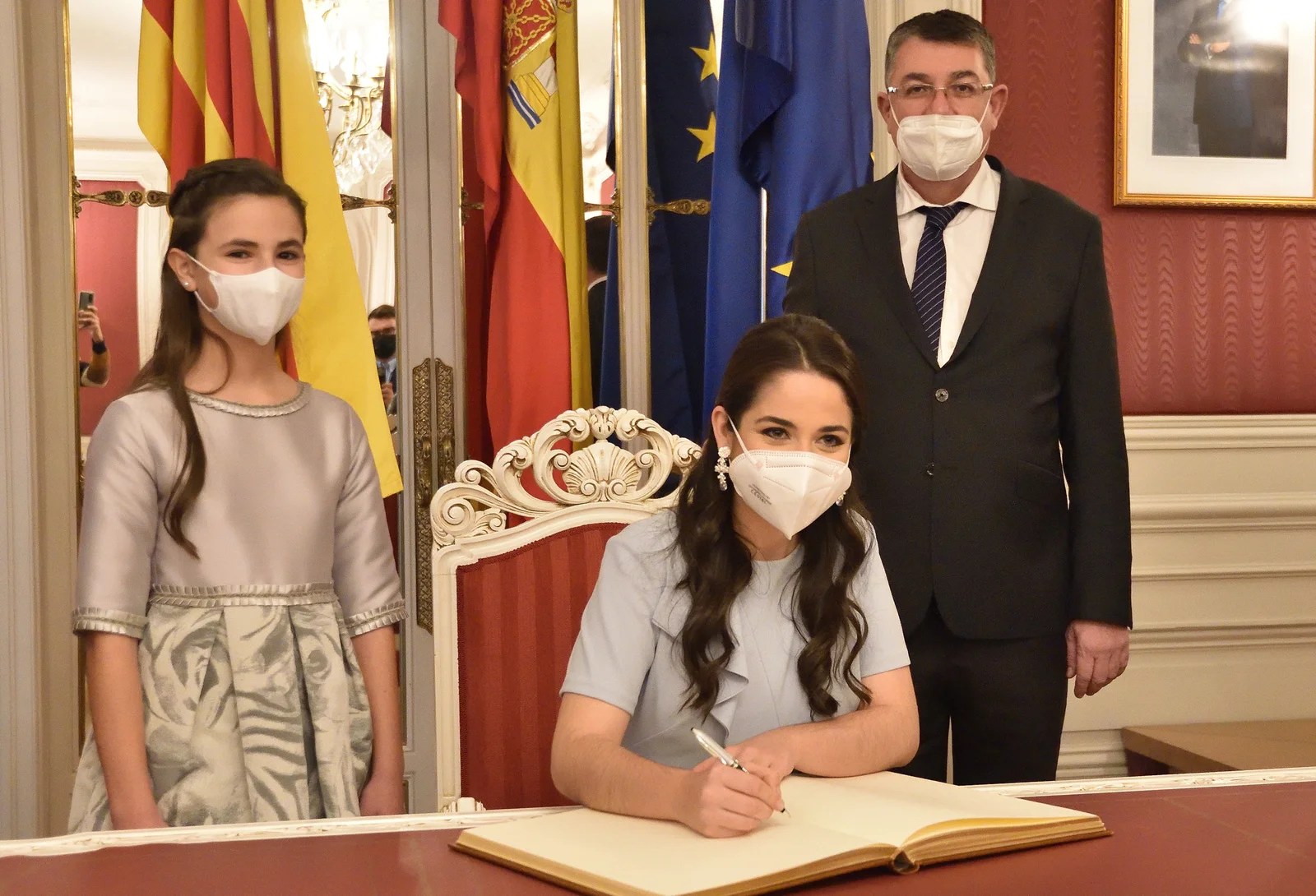 Les Falleres Majors de València 2022 visiten Les Corts