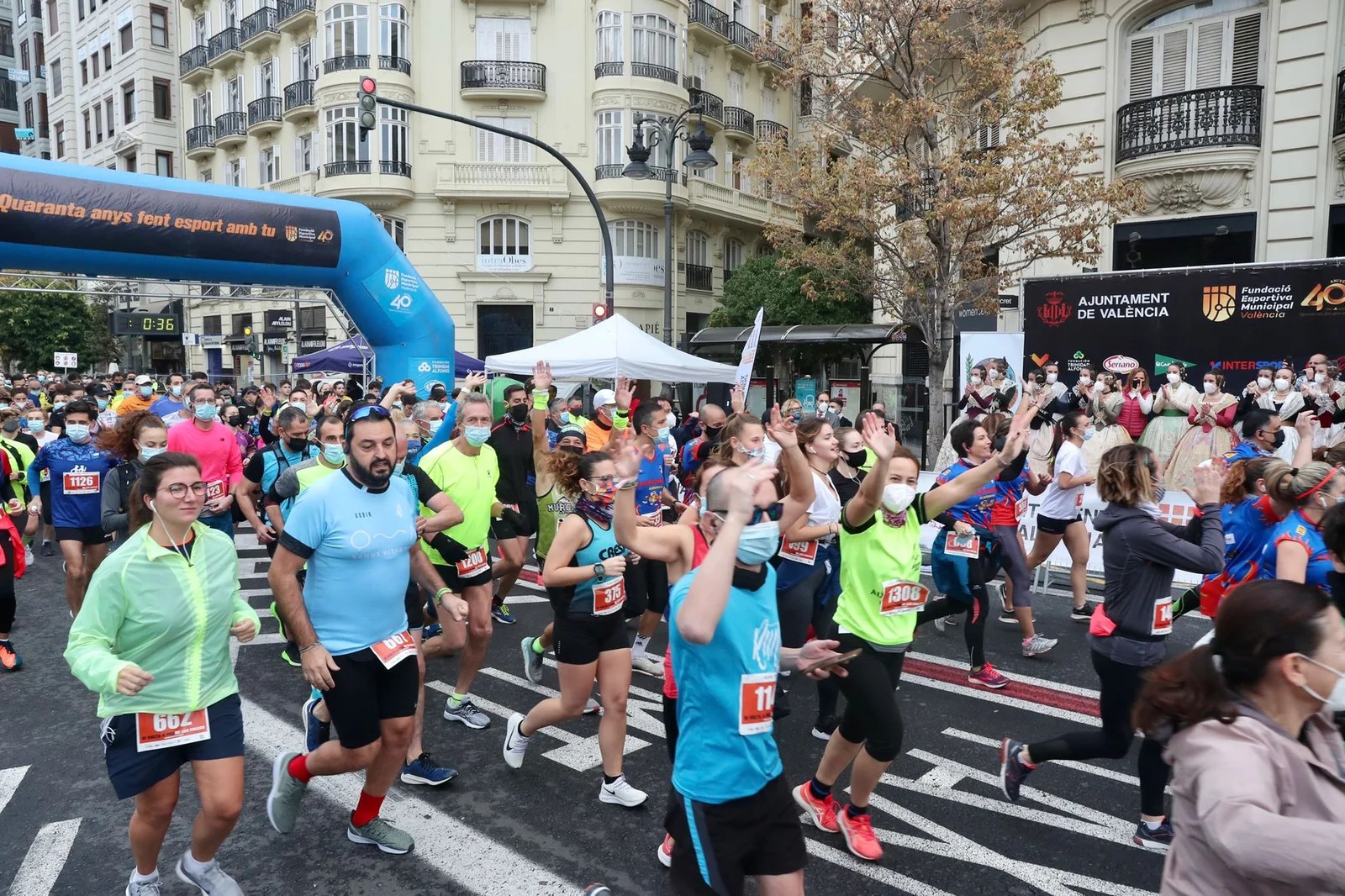 Los Runners Fallers toman València en la Volta de les Falles
