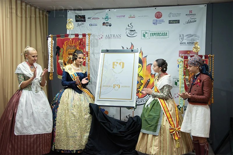 Imposición de bandas y presentación del logo del 50 aniversario en la Falla Antonio Molle 1 presentacion logo 50 ani