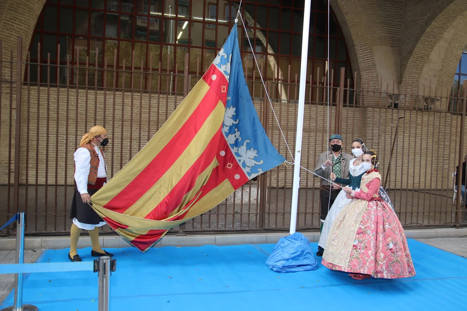 Las Fallas del Marítimo celebran el Homenaje a la Senyera