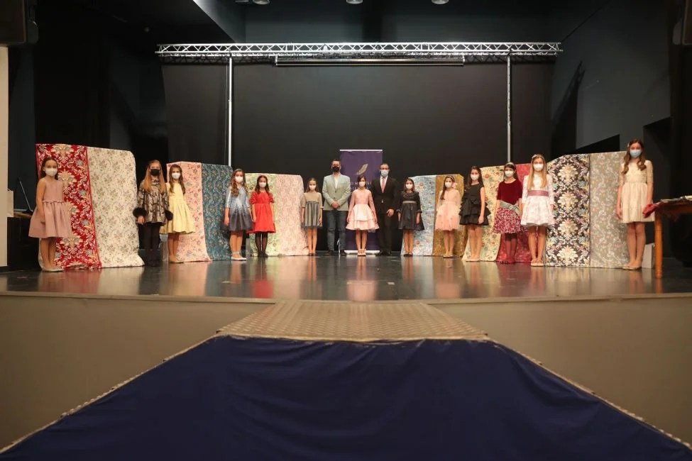 Compañía Valenciana de la Seda presenta las telas de los vestidos oficiales de la Corte de Honor de la Fallera Mayor de València