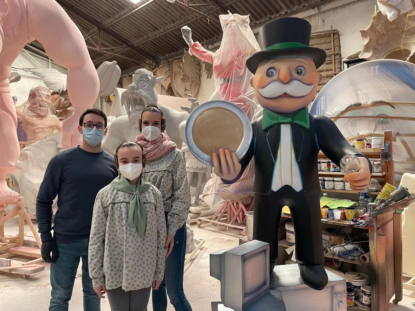 Visita al taller de Pepe Sales de la Falla Cuenca Tramoyeres-La Guardia Civil
