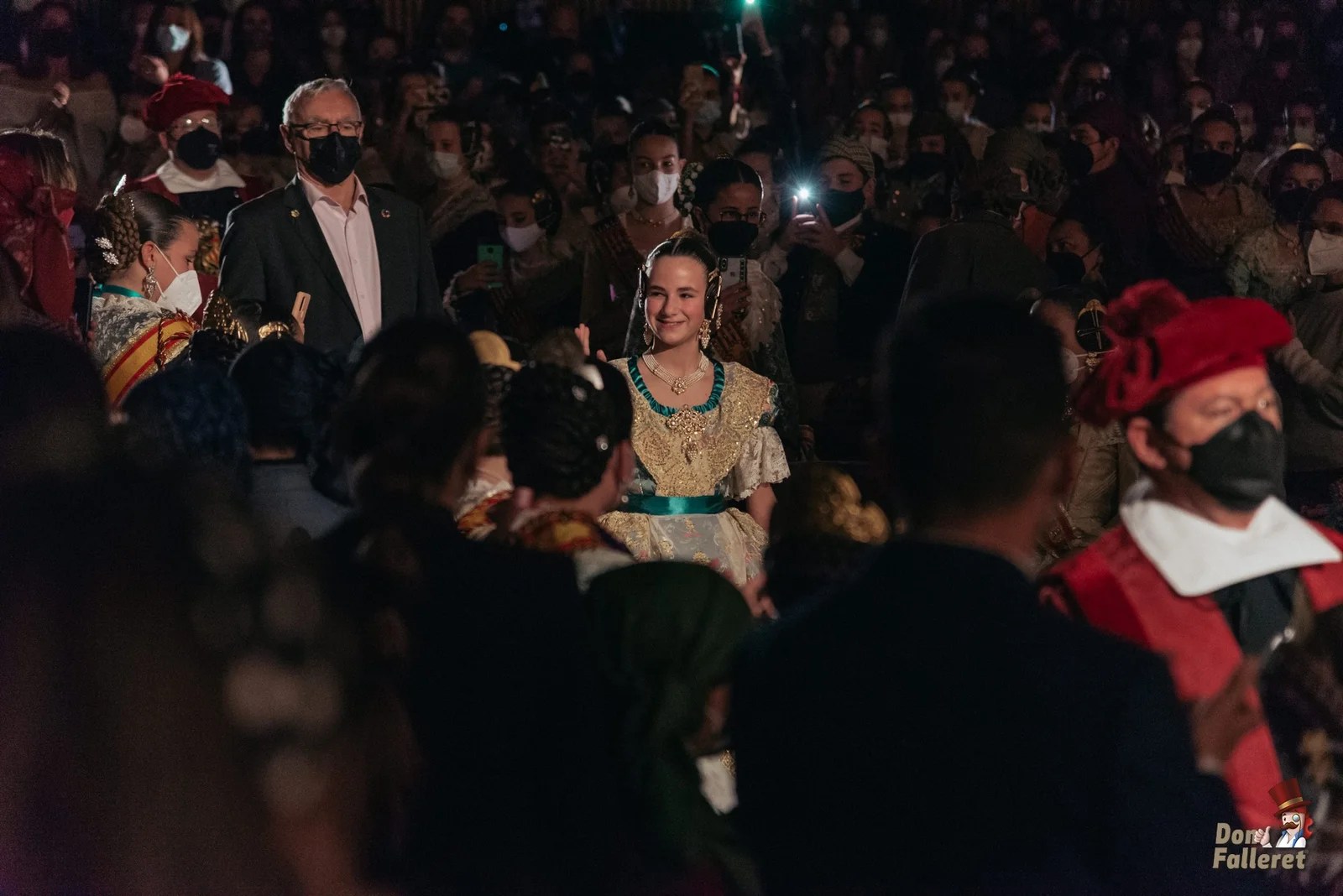 Una Falla y flores para Nerea López Maestre, Fallera Mayor Infantil de València 2 Exaltaciones FMIV22 Foto Fran Adlert 15 Don Falleret