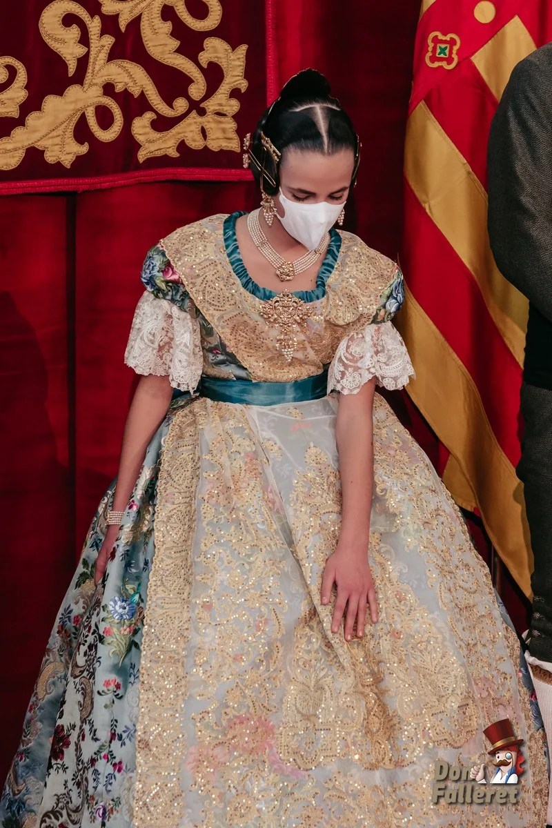 Una Falla y flores para Nerea López Maestre, Fallera Mayor Infantil de València 3 Exaltaciones FMIV22 Foto Fran Adlert 28 Don Falleret