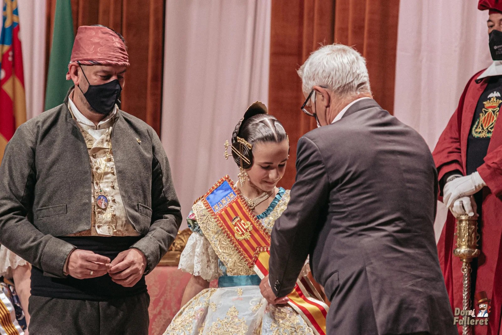 Una Falla y flores para Nerea López Maestre, Fallera Mayor Infantil de València 9 Exaltaciones FMIV22 Foto Fran Adlert 46 Don Falleret