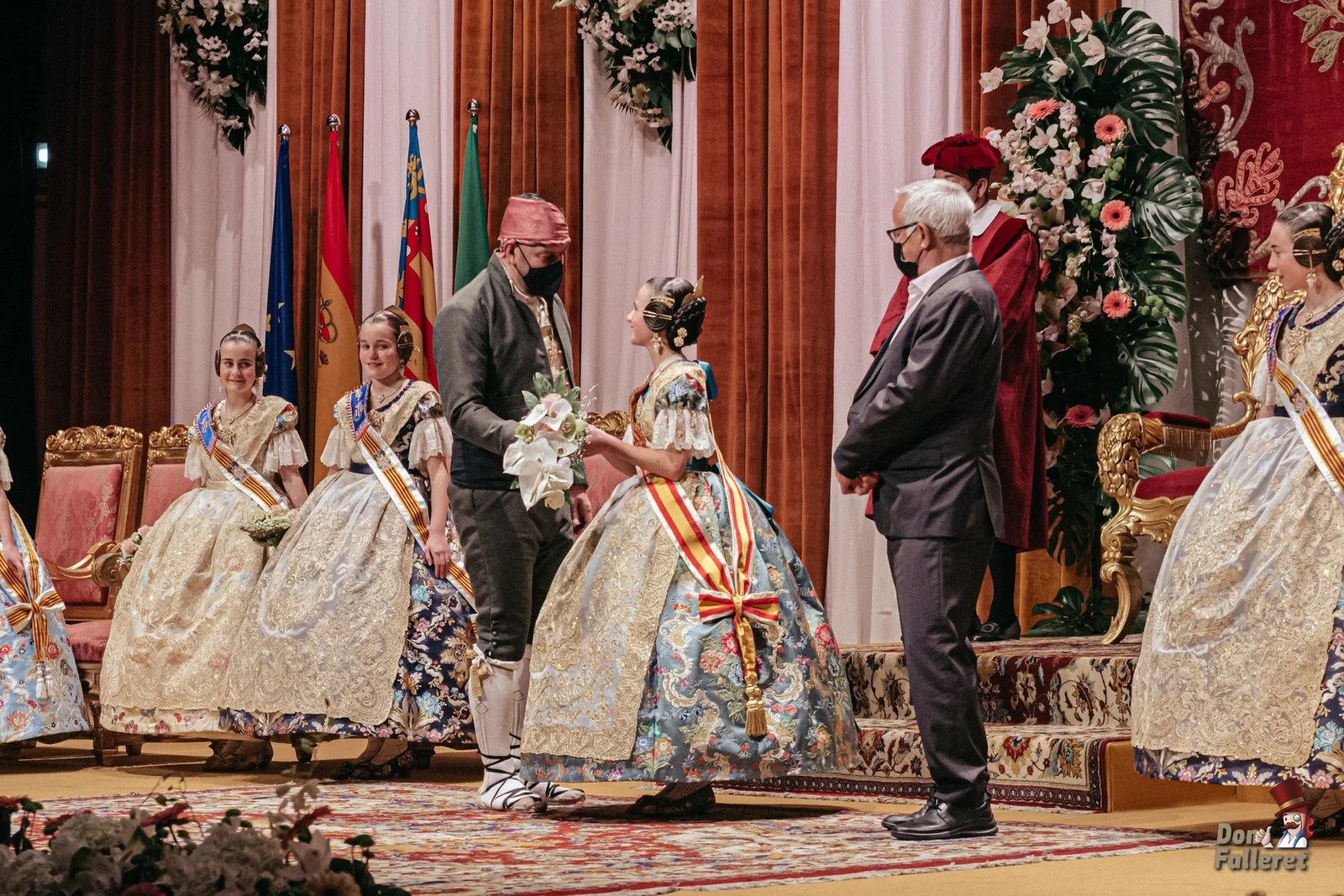 Una Falla y flores para Nerea López Maestre, Fallera Mayor Infantil de València 11 Exaltaciones FMIV22 Foto Fran Adlert 57 Don Falleret
