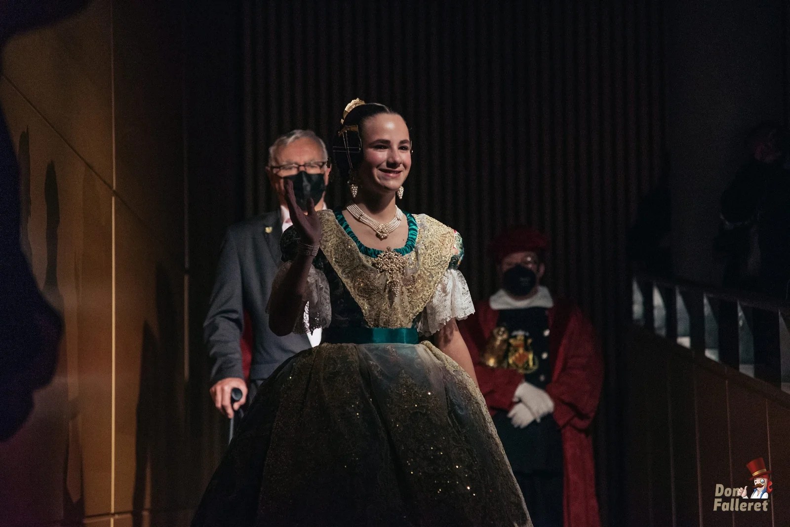 Una Falla y flores para Nerea López Maestre, Fallera Mayor Infantil de València 1 Exaltaciones FMIV22 Foto Fran Adlert 9 Don Falleret