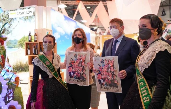 Las Fallas las grandes ausentes en Fitur 2022 3 Marco Puig y las reinas de las fiestas con el cartel de la Magdalena