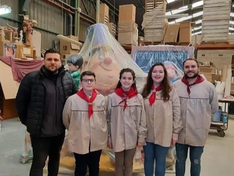 La Falla General Pando visita el Taller de su artista Rafa Guillot