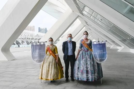 EL NINOT DEDICADO A FÉLIX RODRÍGUEZ DE LA FUENTE Y UNA ESCENA DE UN NIÑO QUE SUEÑA CON SER ASTRONAUTA GANAN EL ‘PREMI SOSTENIBILITAT’ Y ‘PREMI DIVULGACIÓ’ DE LA CIUTAT DE LES ARTS I LES CIÈNCIES 5 110322 PRES foto1 EntregaPremiosNinots CAC.jpg