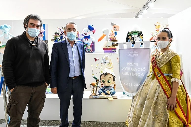 EL NINOT DEDICADO A FÉLIX RODRÍGUEZ DE LA FUENTE Y UNA ESCENA DE UN NIÑO QUE SUEÑA CON SER ASTRONAUTA GANAN EL ‘PREMI SOSTENIBILITAT’ Y ‘PREMI DIVULGACIÓ’ DE LA CIUTAT DE LES ARTS I LES CIÈNCIES 3 110322 PRES foto2 EntregaPremiDivulgacion CAC