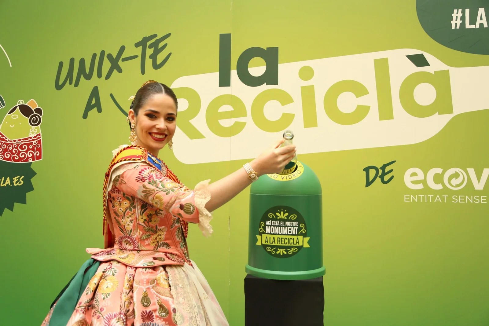 La Reciclà de Ecovidrio vuelve con ganas de seguir agradeciendo a las comisiones su labor a favor del reciclaje de vidrio durante las Fallas