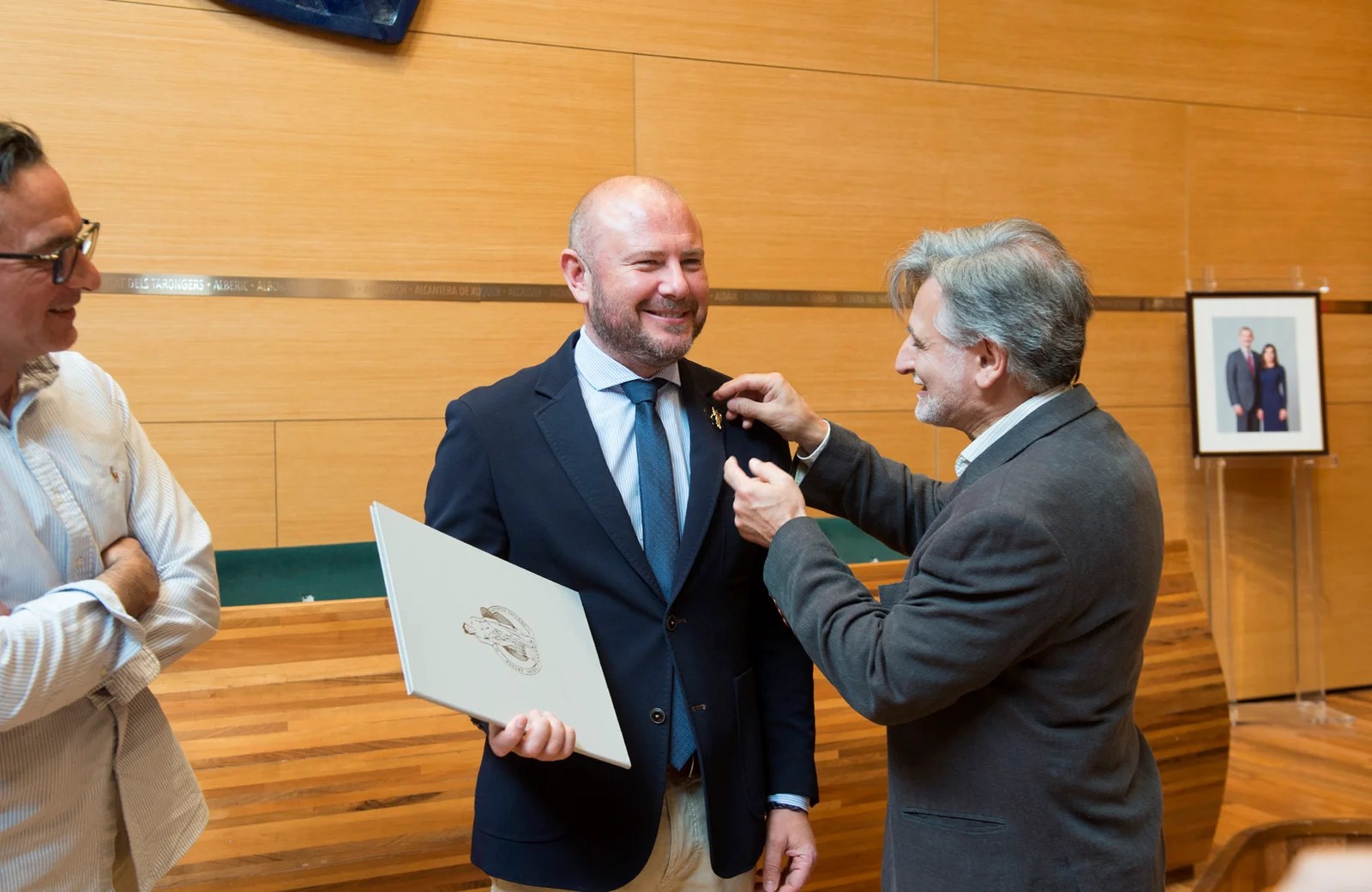 El presidente de la Diputación de València Toni Gaspar recibe el ‘Ninot d’Or’ del Gremio de Artistas Falleros por su apoyo al sector