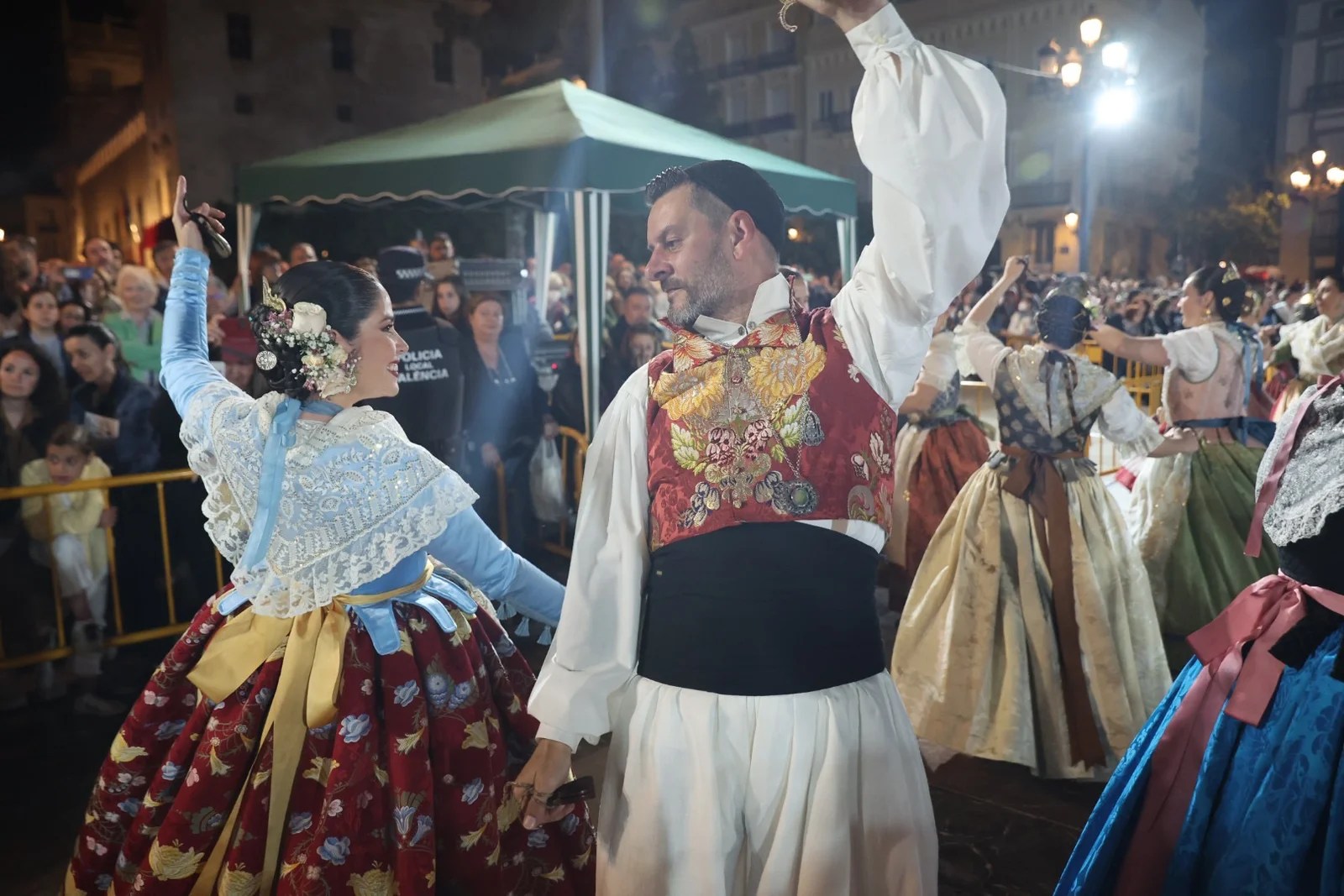 La Dansà de las comisiones falleras vuelve a llenar tres años después la plaza de la Virgen 11 image00001 2