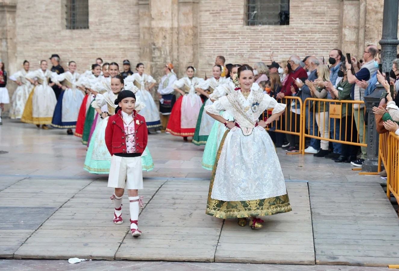 La Dansà de las comisiones falleras vuelve a llenar tres años después la plaza de la Virgen 3 image00002 1