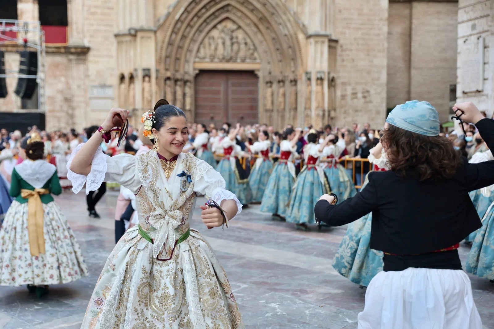 La Dansà de las comisiones falleras vuelve a llenar tres años después la plaza de la Virgen 4 image00005 1
