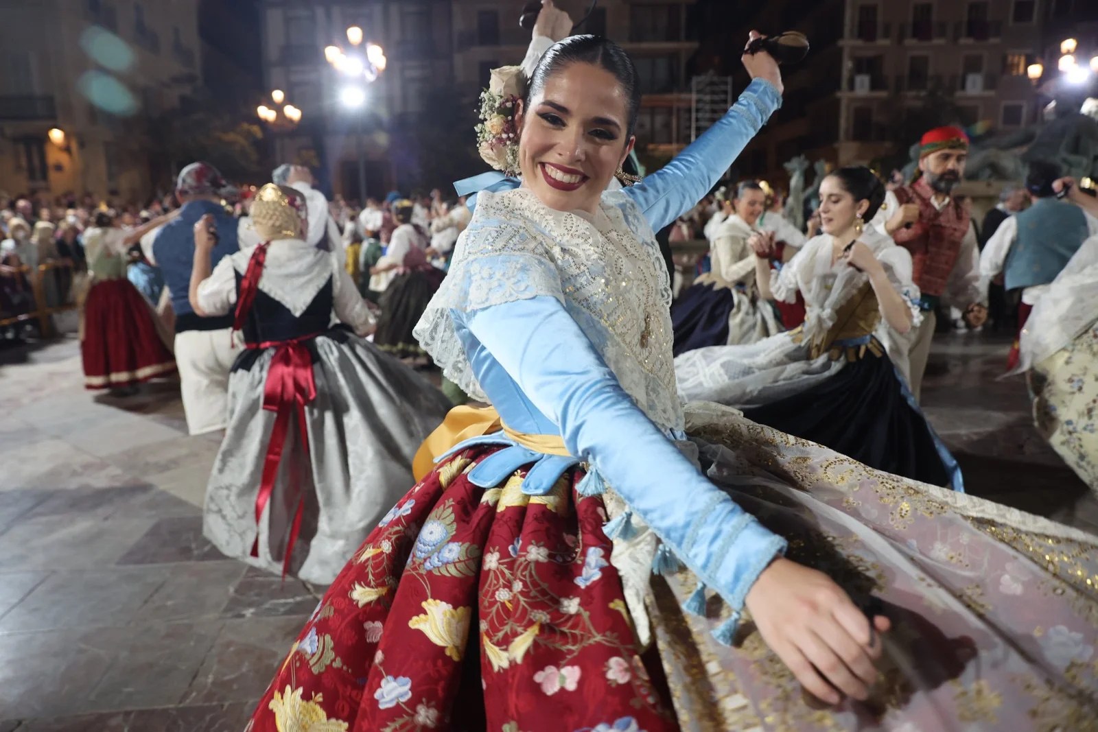 La Dansà de las comisiones falleras vuelve a llenar tres años después la plaza de la Virgen 10 image00010 2