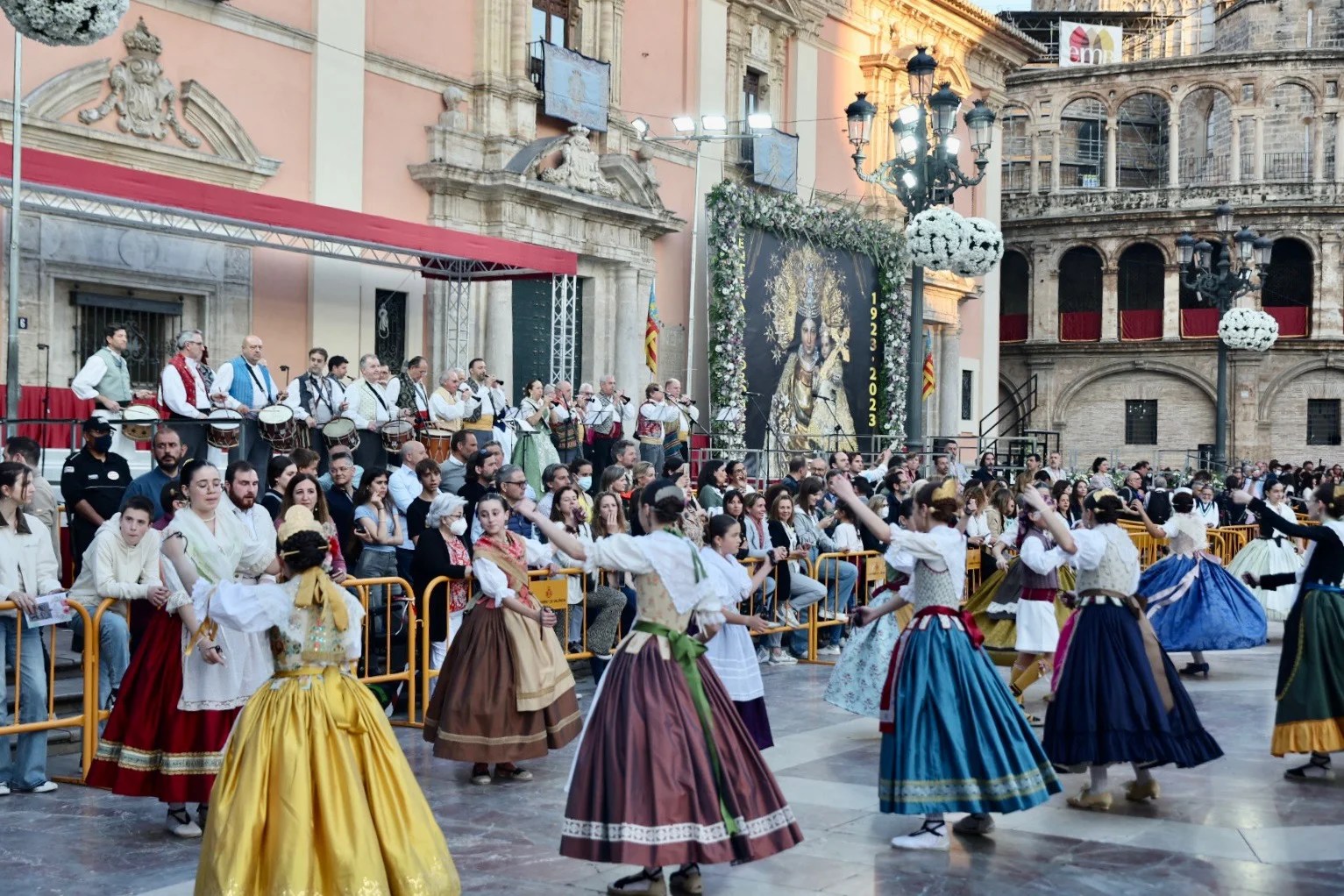La Dansà de las comisiones falleras vuelve a llenar tres años después la plaza de la Virgen