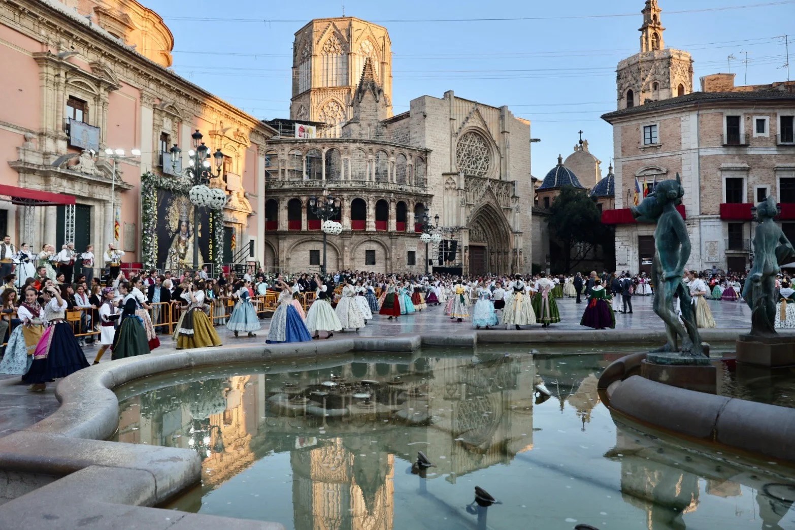 La Dansà de las comisiones falleras vuelve a llenar tres años después la plaza de la Virgen 1 image00017 1