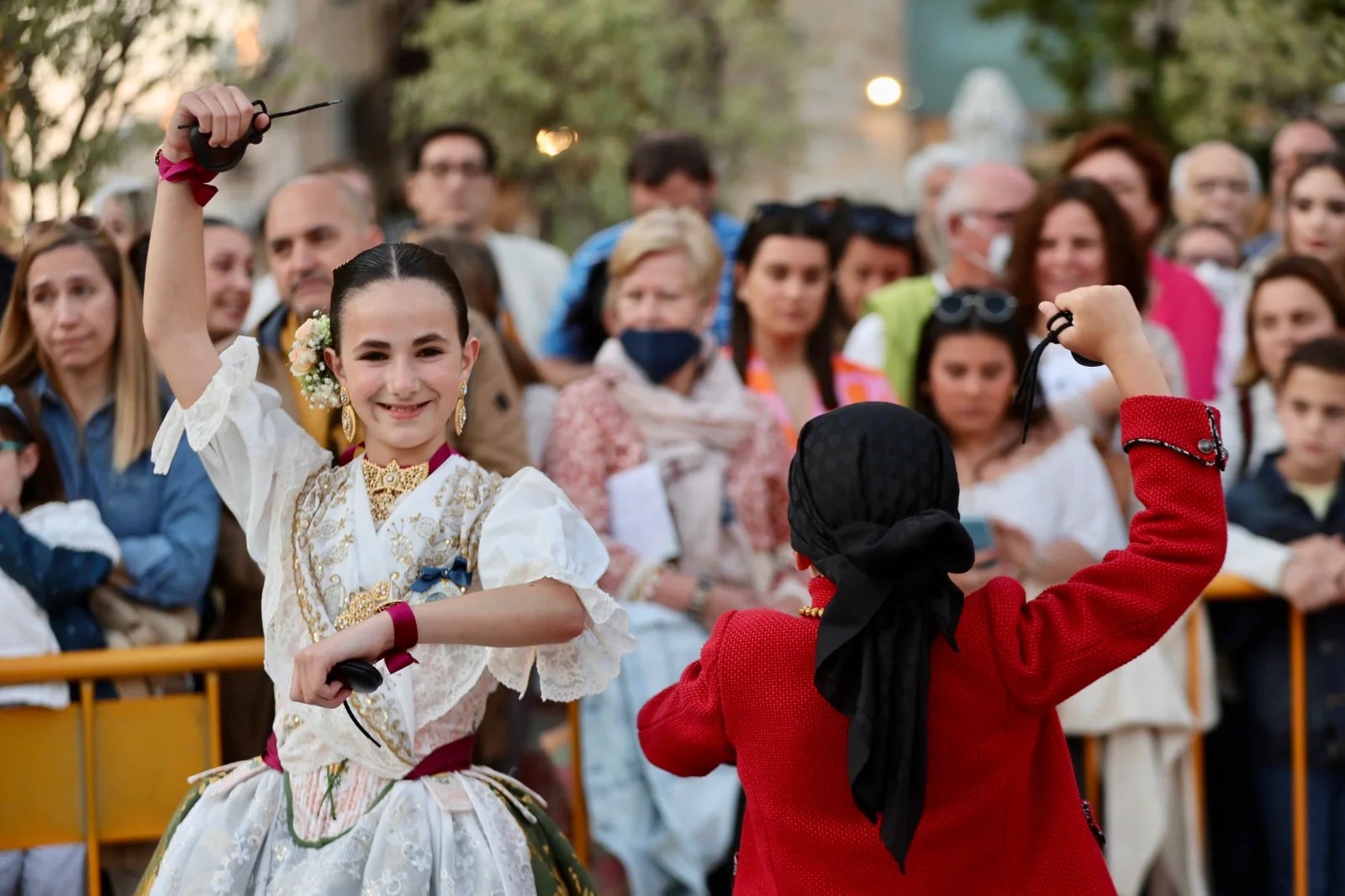 La Dansà de las comisiones falleras vuelve a llenar tres años después la plaza de la Virgen 5 image00018 1