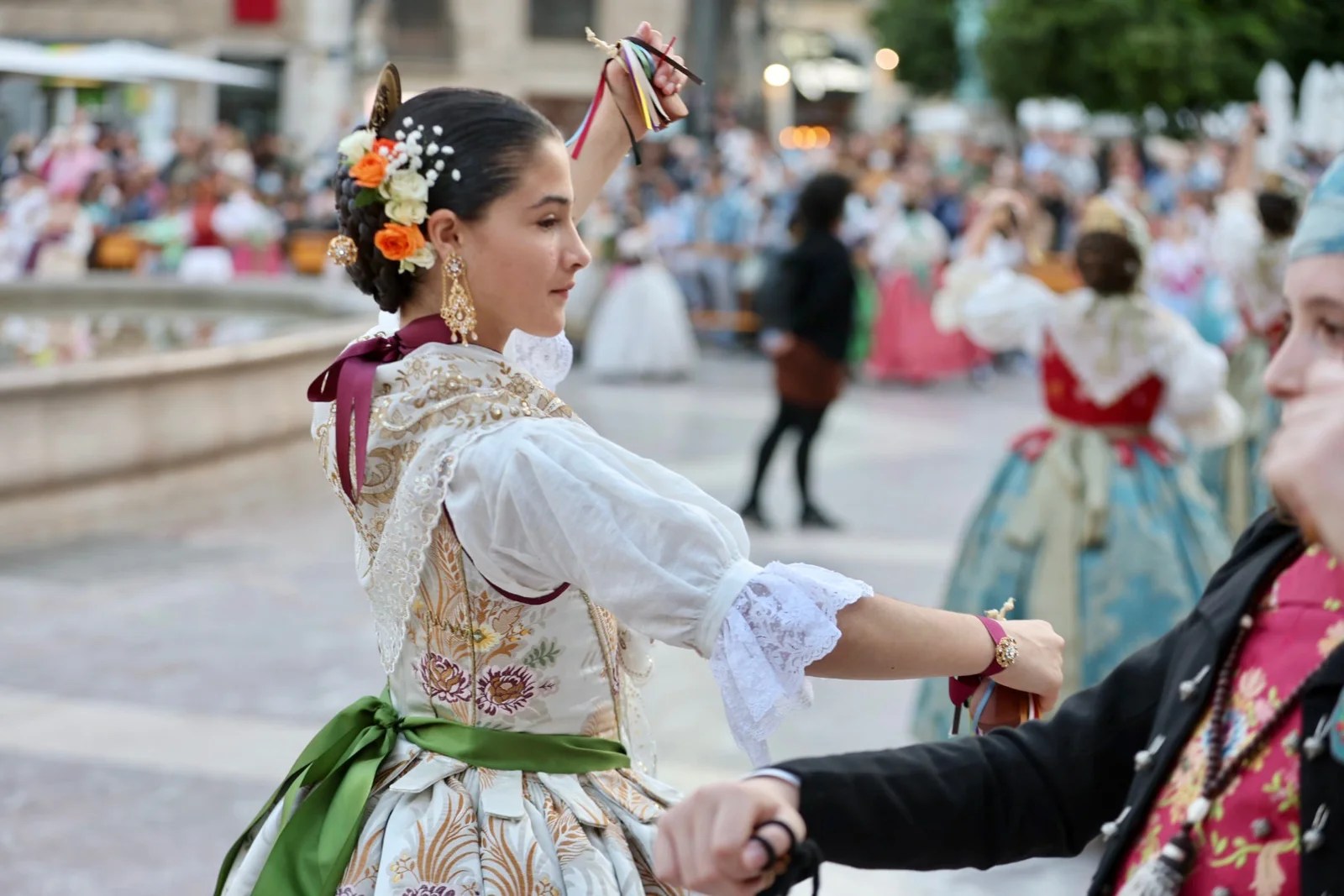La Dansà de las comisiones falleras vuelve a llenar tres años después la plaza de la Virgen 6 image00022 1