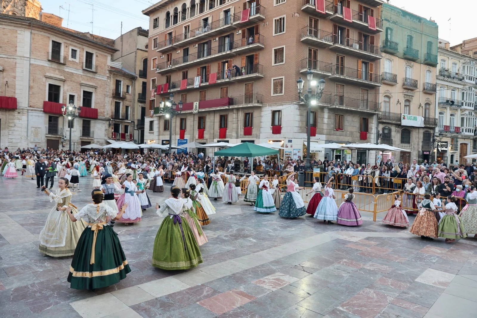 La Dansà de las comisiones falleras vuelve a llenar tres años después la plaza de la Virgen 7 image00027 1