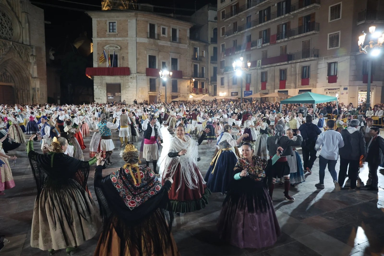 La Dansà de las comisiones falleras vuelve a llenar tres años después la plaza de la Virgen 2 image00053 1