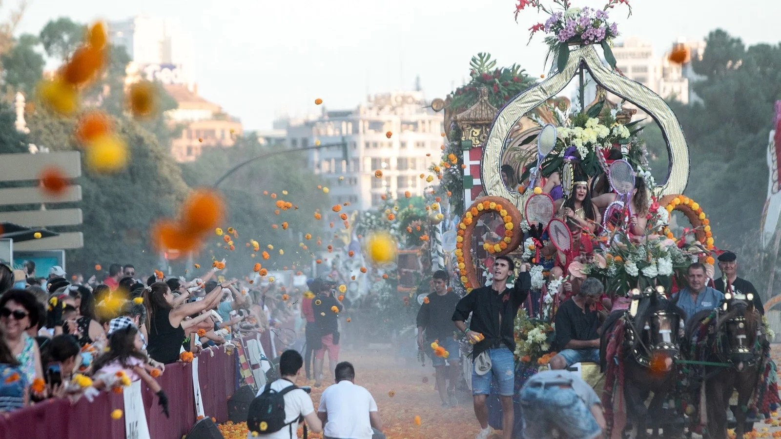 El Ayuntamiento de València sortea los palcos de la primera Batalla de Flores desde 2019 1 0726 Batalla flors