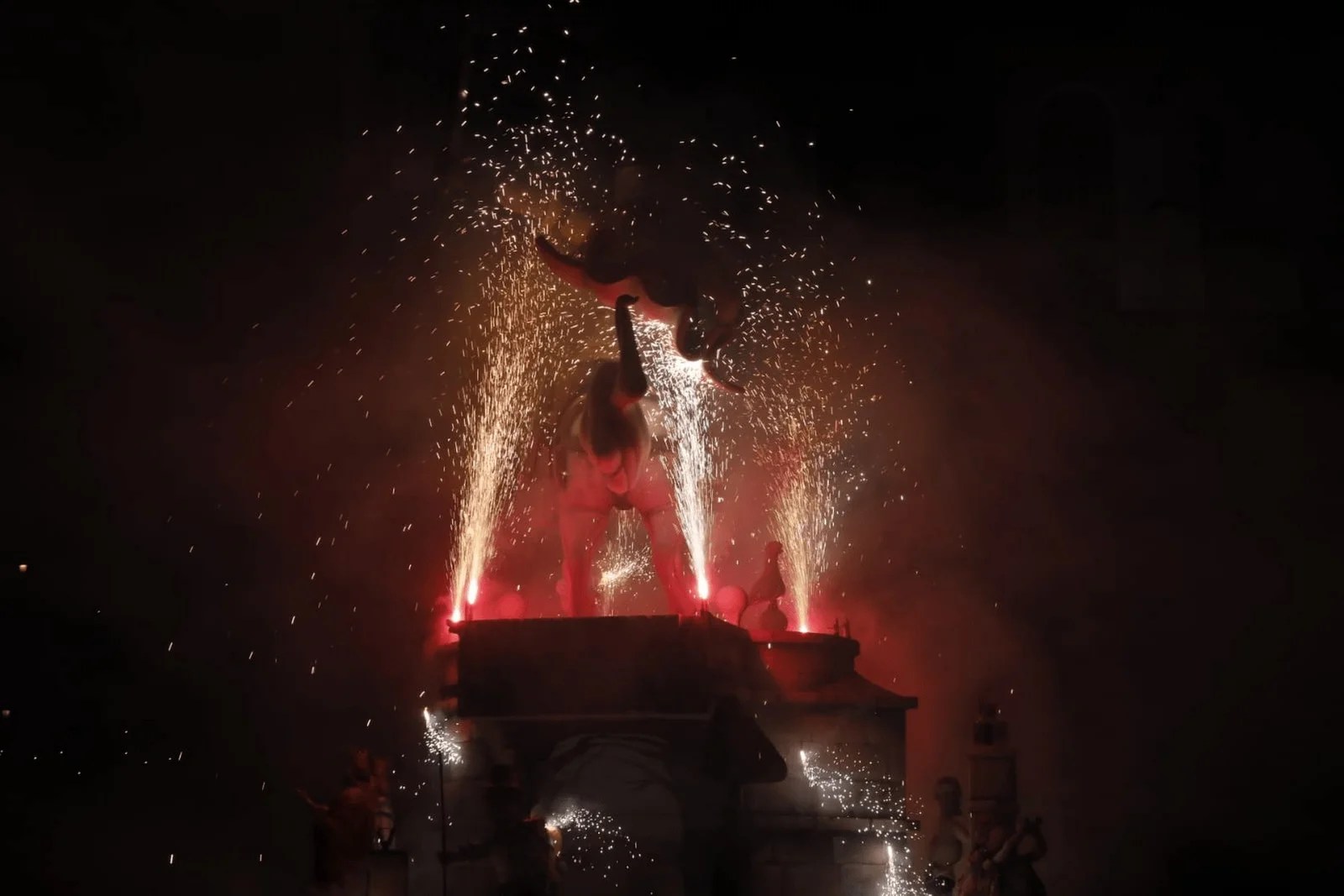 Las Fallas de Valencia y la Catedral de Burgos unidas por la cremà de la falla del Cid Campeador 8 Fdcep1HXwAE3Hrn