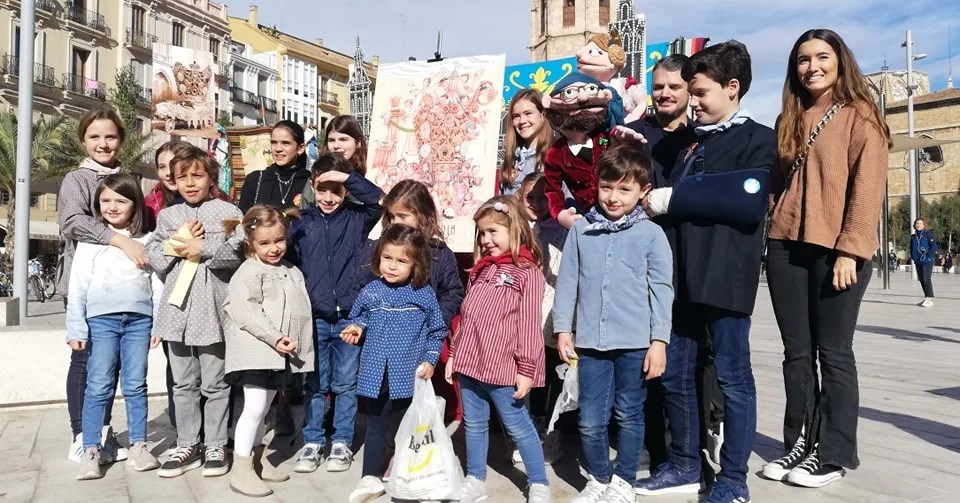Ceballos y Sanabria reproducen la carroza de la Corona de la Virgen para la falla infantil de la Plaza de la Reina 4 316259925 655857672897476 229125268551375788 n