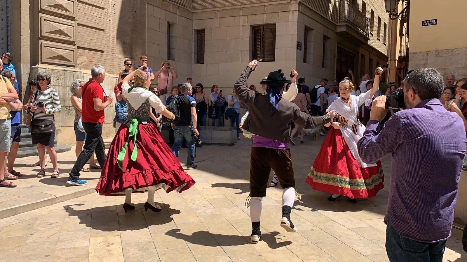 La falla Plaza Doctor Collado celebra el 50 aniversario de su comisión infantil con una dansà de Falleras Mayores Infantiles de València