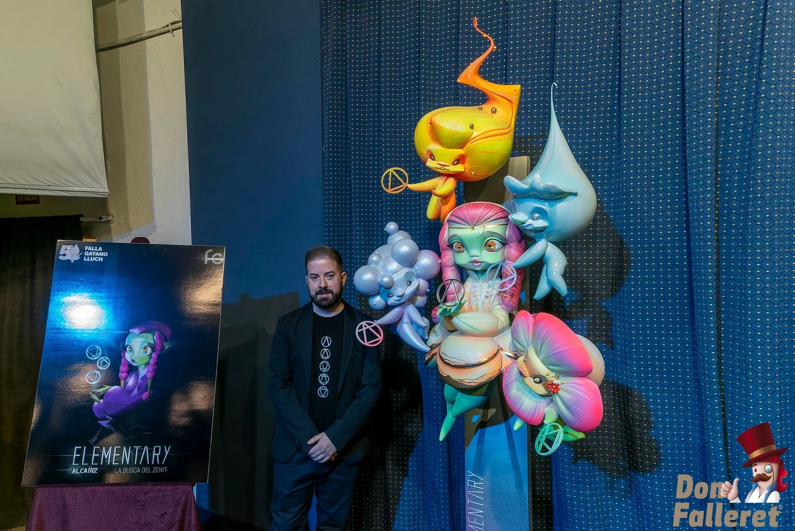 Sergio Alcañiz con el boceto y una muestra de la falla infantil de sección especial 2023