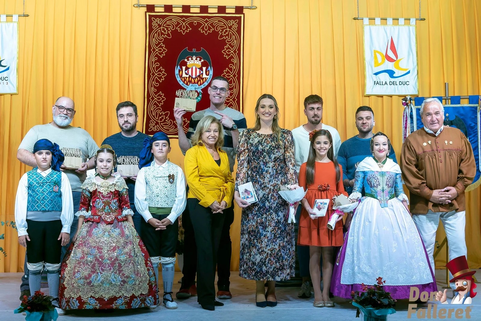Falleras Mayores de Valencia junto a los representantes de la Falla del Duc, artistas asistentes y la presidenta de AFAV