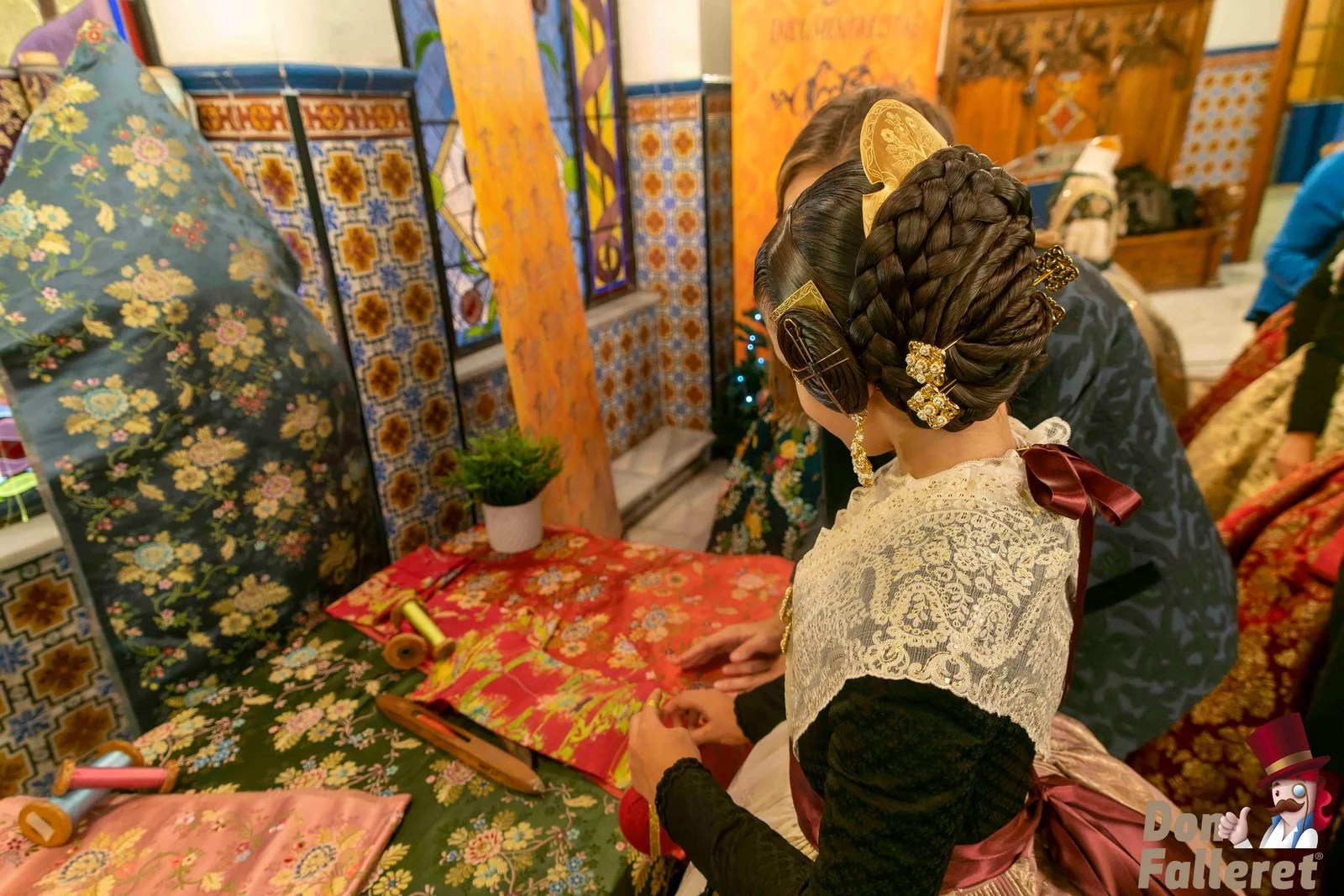 Conoce las telas, los trajes e indumentaria oficial de las Falleras Mayores de Valencia y Cortes de Honor 2023