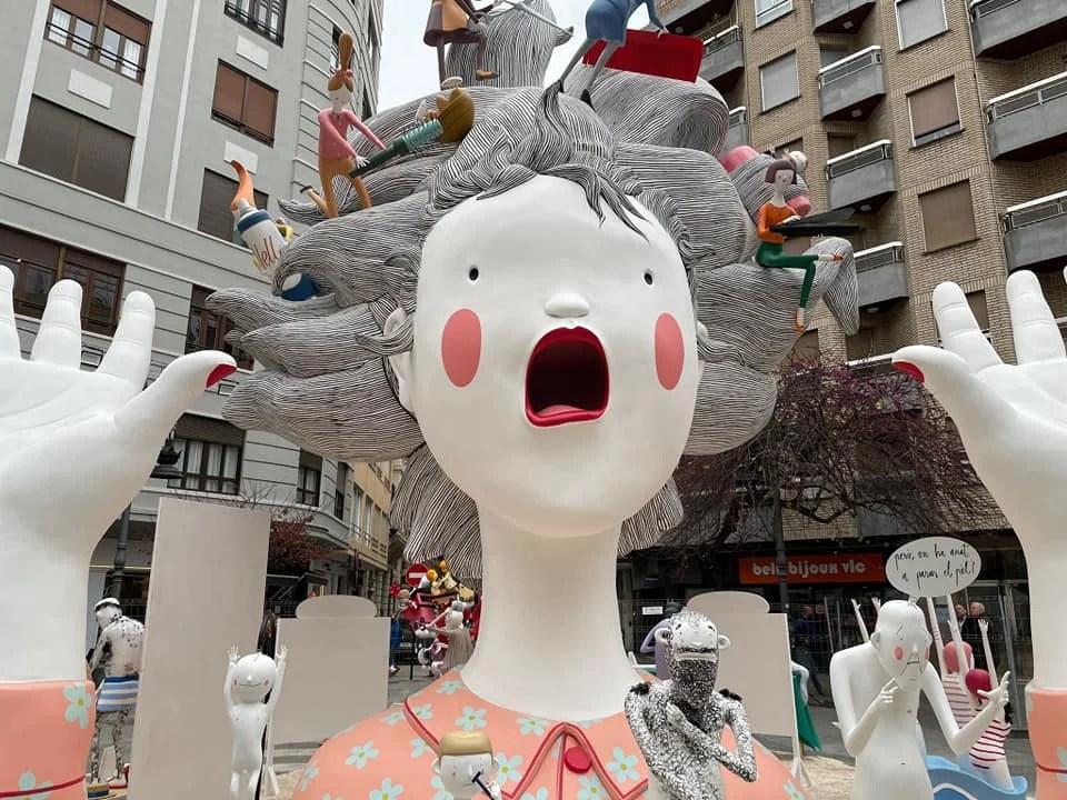 La Falla Pizarro-Cirilo Amorós junto a los artistas José Latorre, Gabriel Sanz y Marina Puche obtiene el premio a la falla con más ingenio y gracia de 2022 7 275928539 5172819839443349 8127010342406478031 n