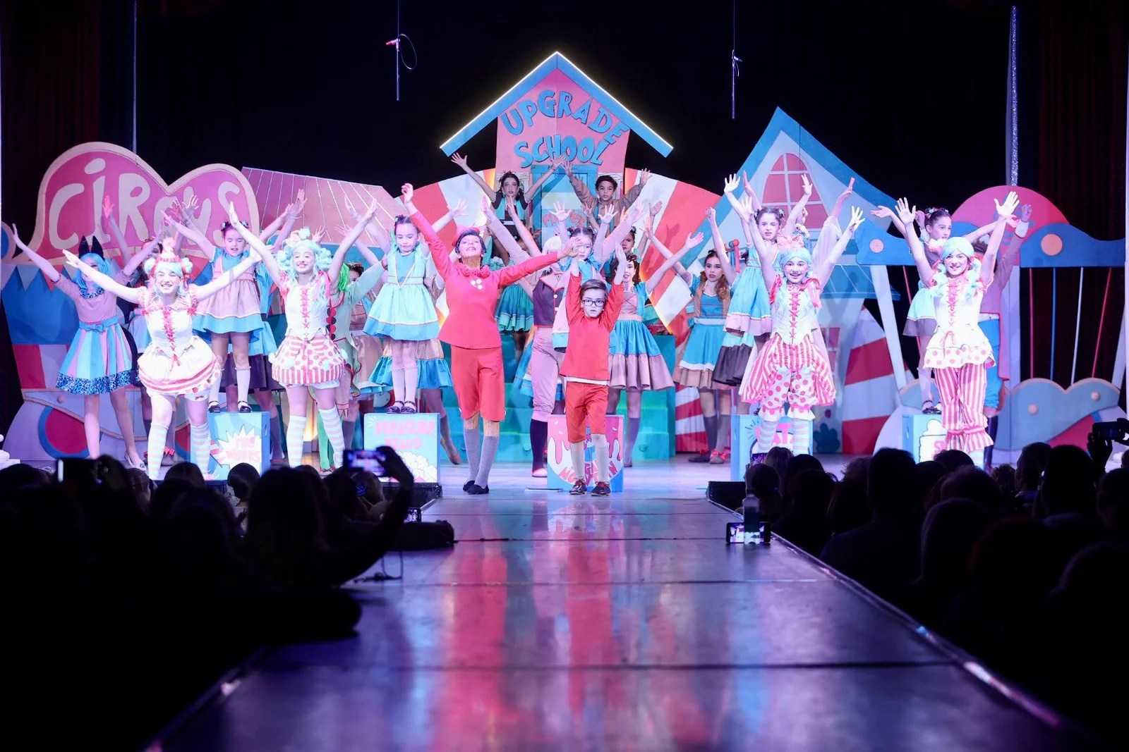 Todo preparado para las Exaltaciones de las Falleras Mayores de Valencia 2023 6 FmSOl9sXkAEiJ1L