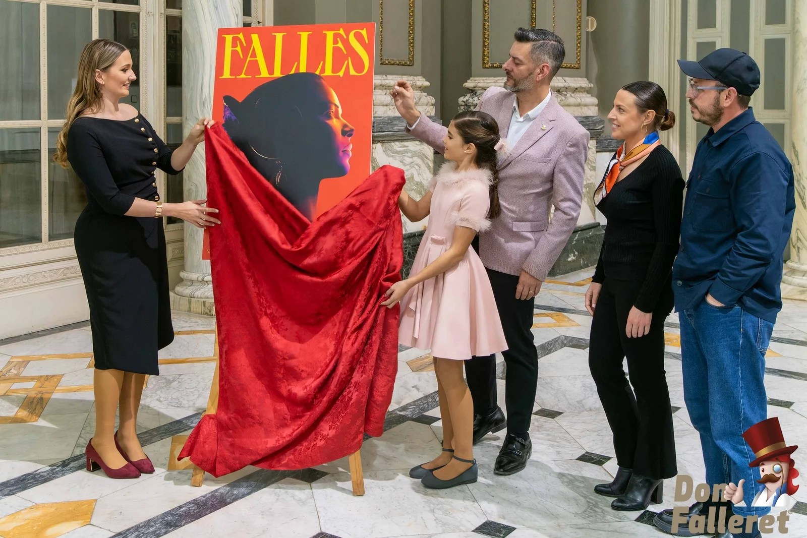 El fuego reflejado sobre la cara de una fallera es la imagen de las Fallas de Valencia 2023 7 Imagen Grafica 10