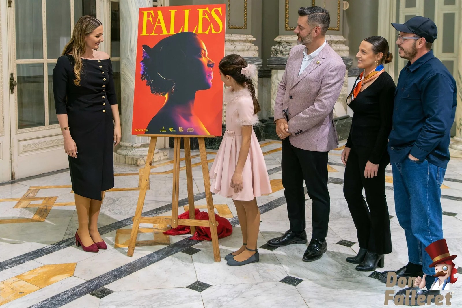 El fuego reflejado sobre la cara de una fallera es la imagen de las Fallas de Valencia 2023 3 Imagen Grafica 12