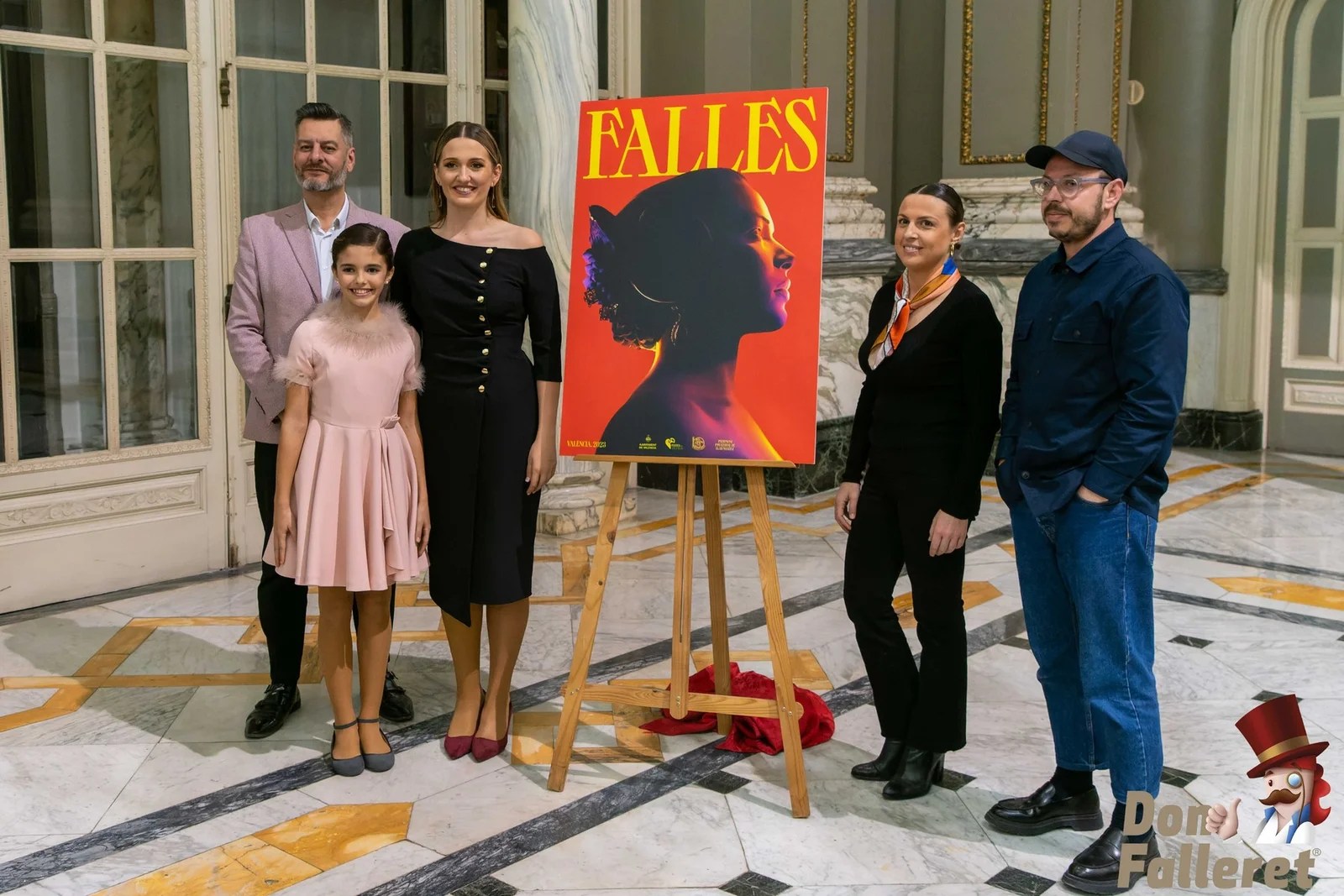 El fuego reflejado sobre la cara de una fallera es la imagen de las Fallas de Valencia 2023 12 Imagen Grafica 14