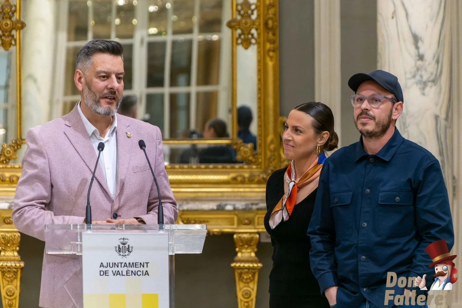 El fuego reflejado sobre la cara de una fallera es la imagen de las Fallas de Valencia 2023 4 Imagen Grafica 15