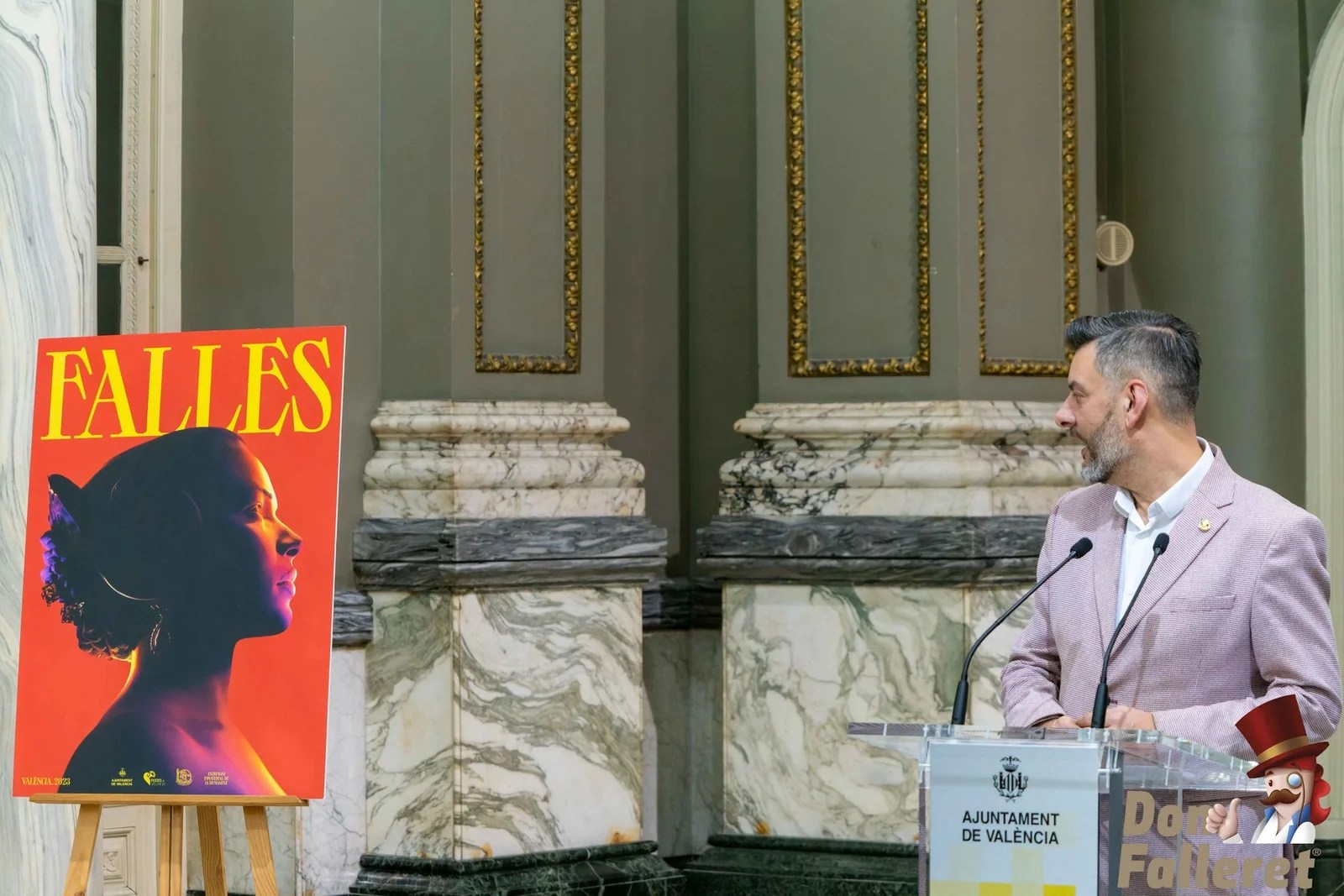 El fuego reflejado sobre la cara de una fallera es la imagen de las Fallas de Valencia 2023 5 Imagen Grafica 16