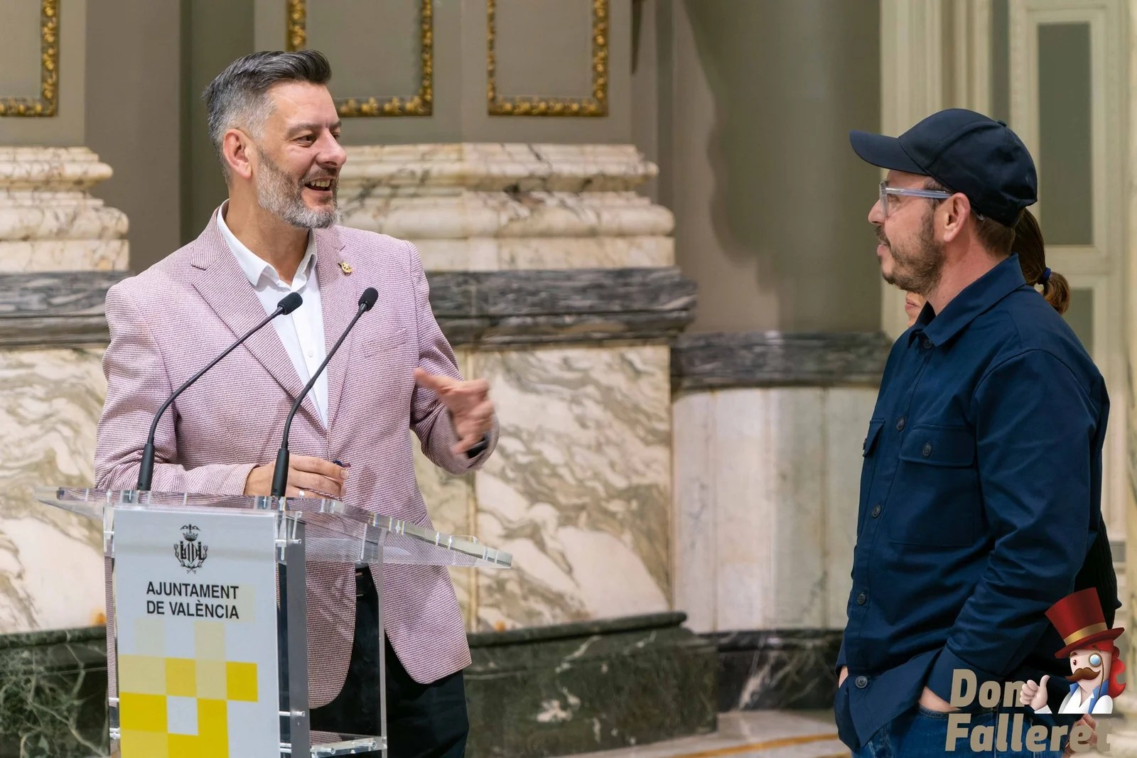 El fuego reflejado sobre la cara de una fallera es la imagen de las Fallas de Valencia 2023 6 Imagen Grafica 17