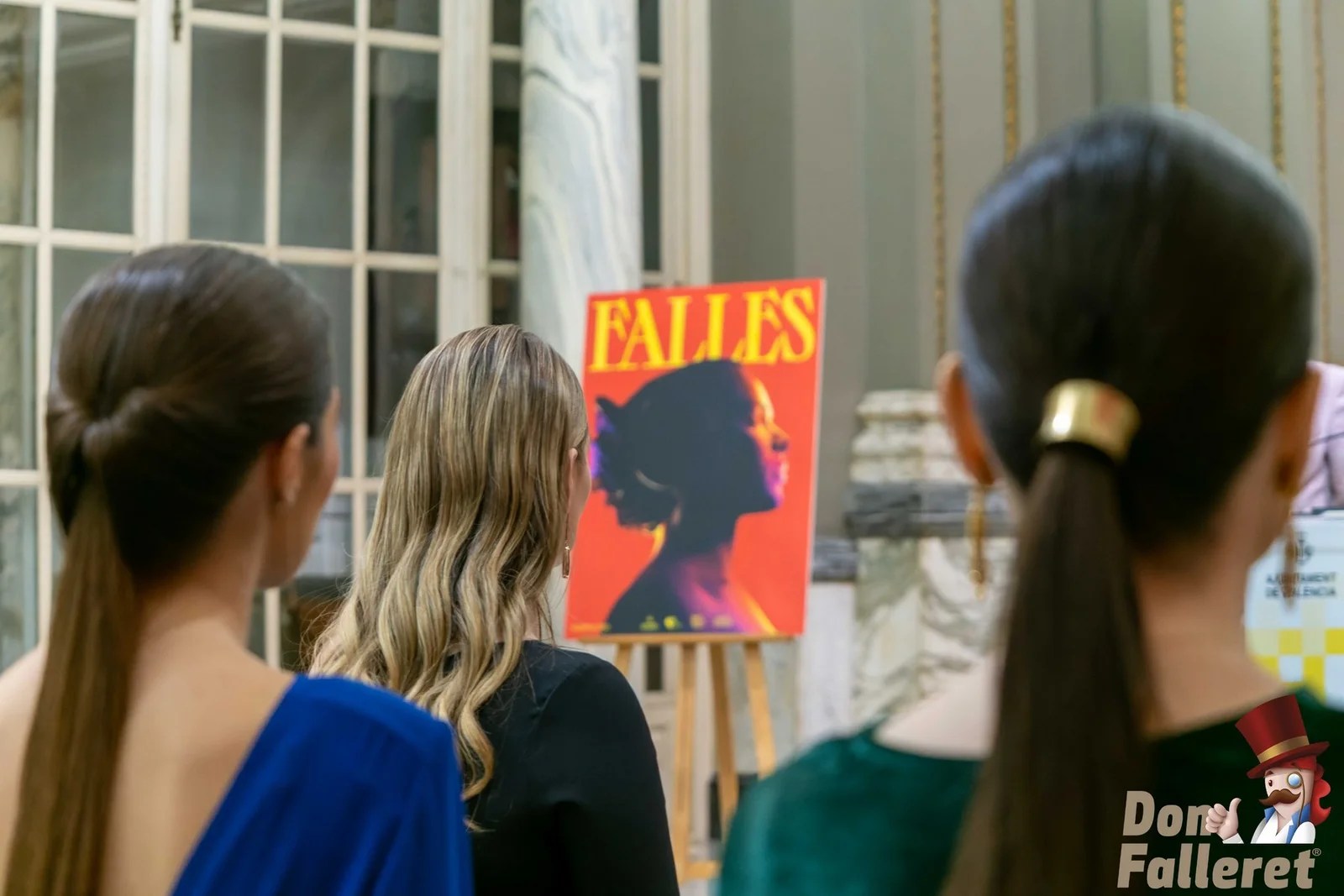 El fuego reflejado sobre la cara de una fallera es la imagen de las Fallas de Valencia 2023 10 Imagen Grafica 18