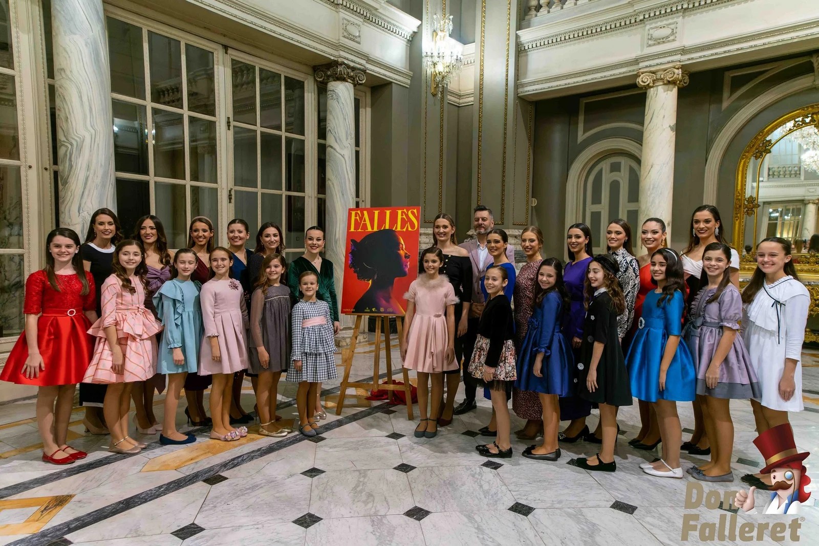 El fuego reflejado sobre la cara de una fallera es la imagen de las Fallas de Valencia 2023 2 Imagen Grafica 21