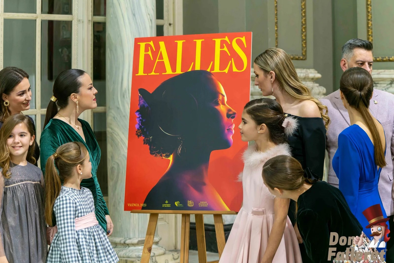 El fuego reflejado sobre la cara de una fallera es la imagen de las Fallas de Valencia 2023 13 Imagen Grafica 23