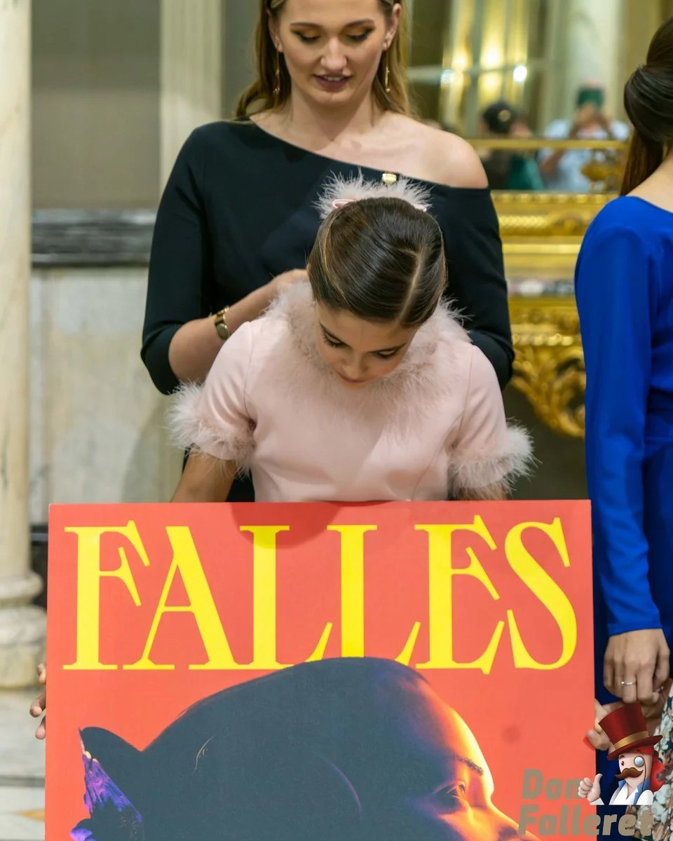 El fuego reflejado sobre la cara de una fallera es la imagen de las Fallas de Valencia 2023 11 Imagen Grafica 25